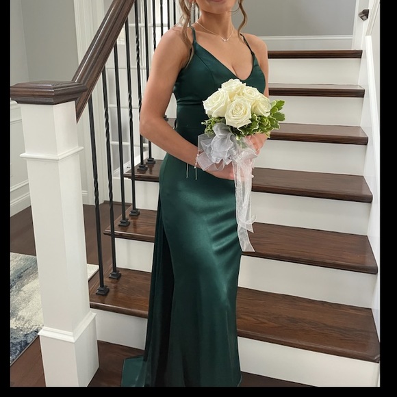 David’s bridal good condition. The brighter green is the correct color!!!! - Picture 2 of 4